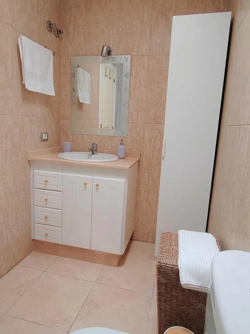 Lavabo con mueble blanco