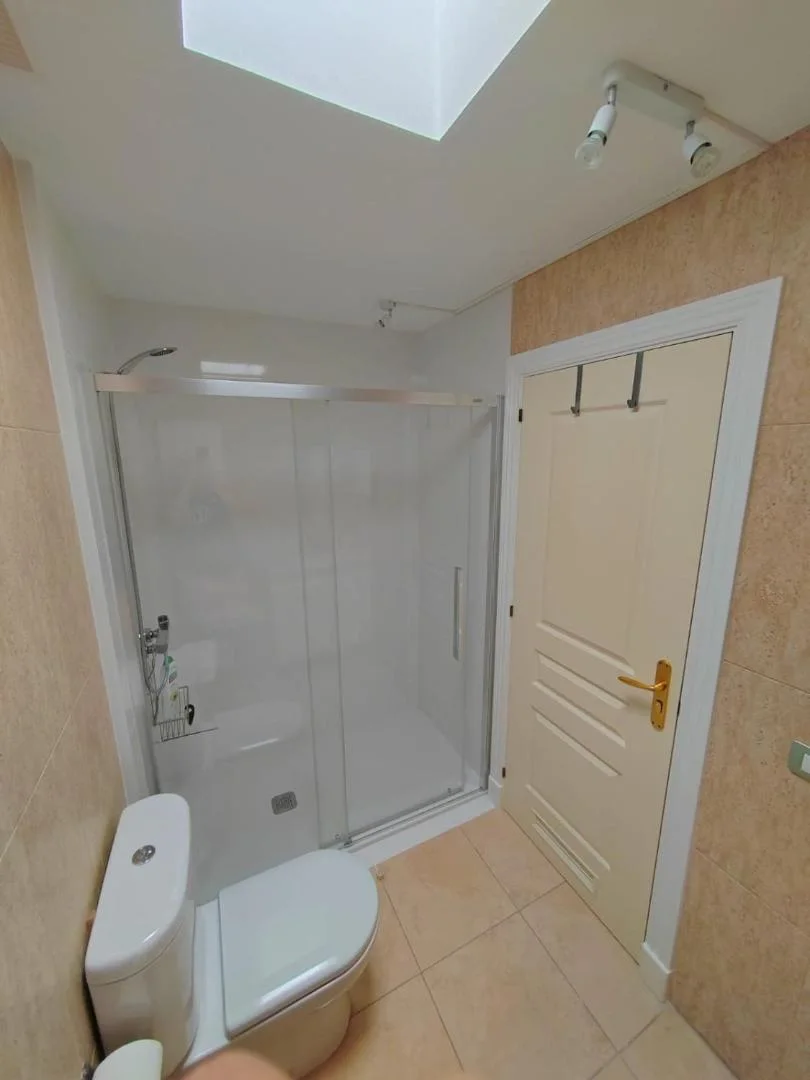 Baño con ducha de mampara