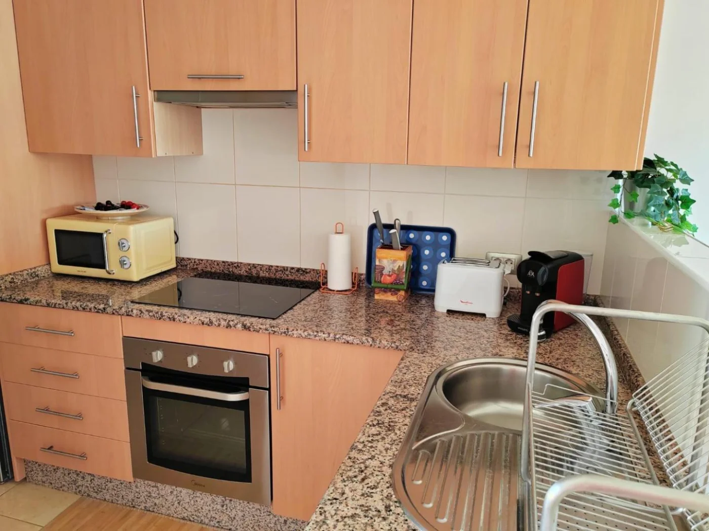 Cocina equipada con vitrocerámica