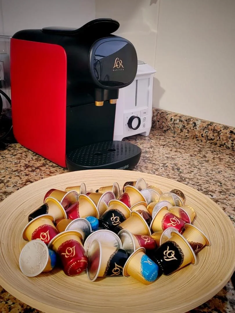 Cafetera de cápsulas en la cocina