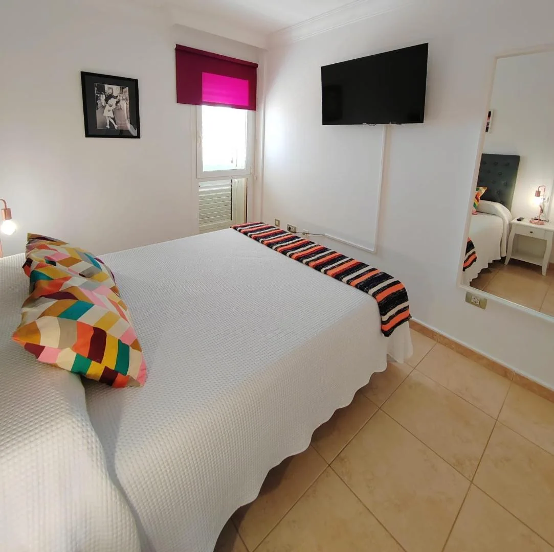 Dormitorio con lámparas de lectura