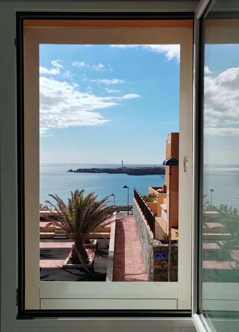 Vista del océano desde la terraza del apartamento