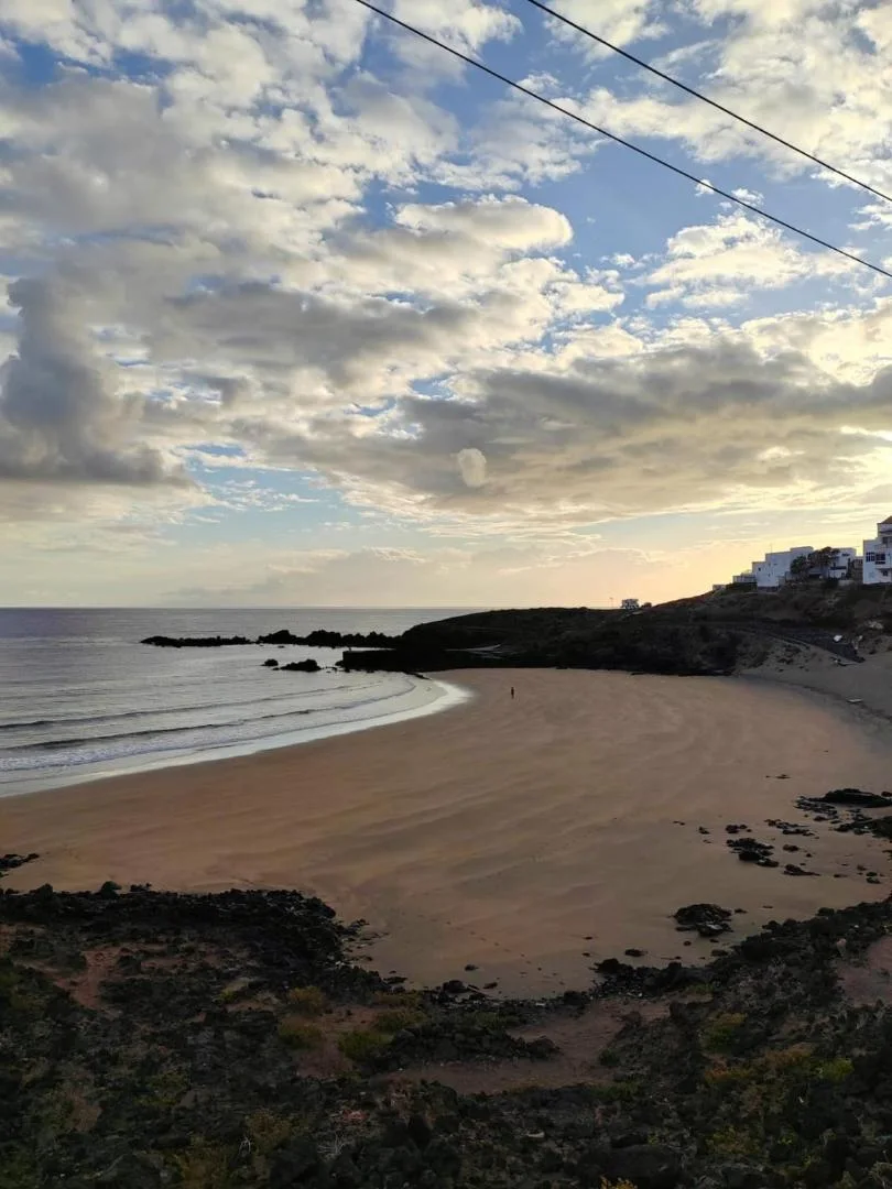 Playa de arena oscura