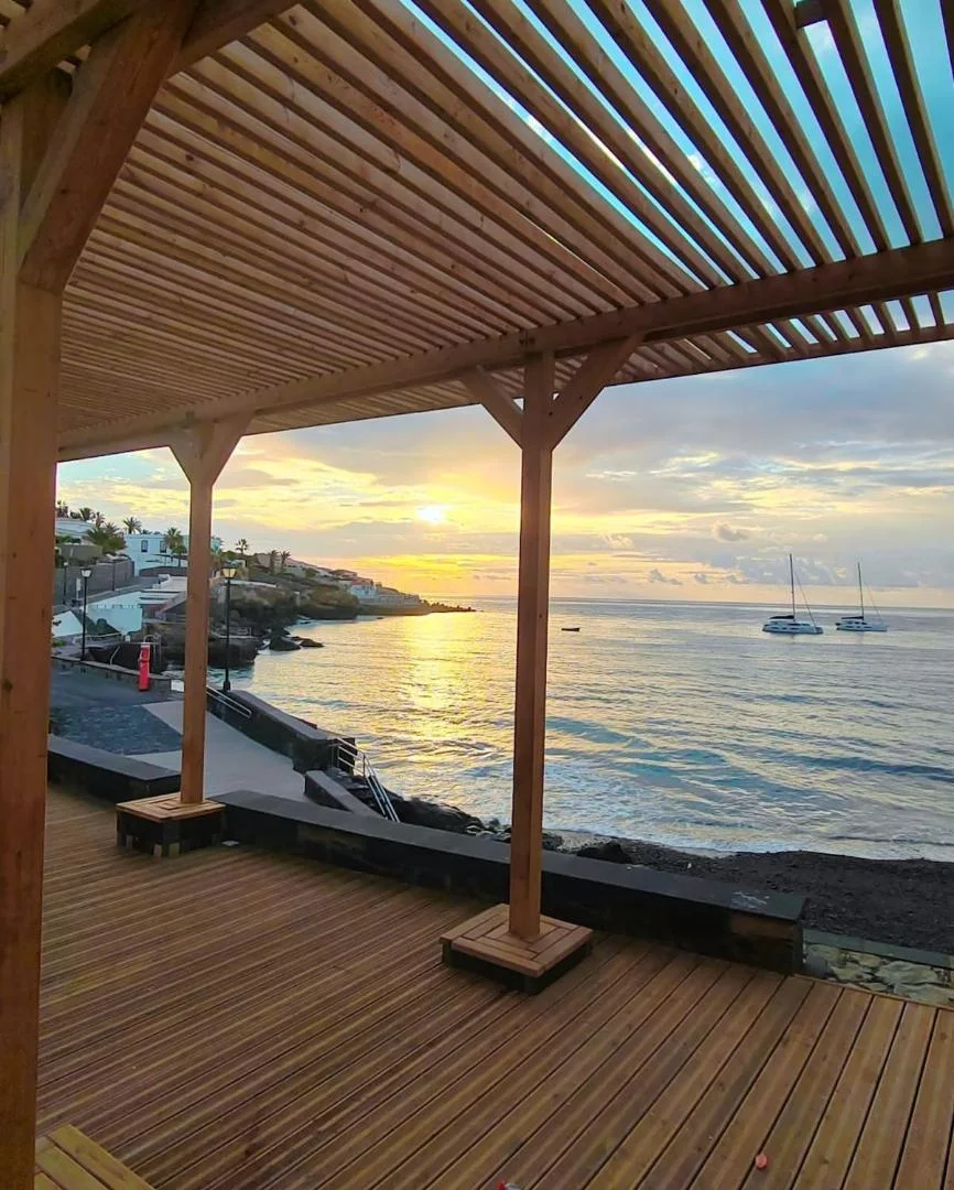 Pérgola de madera frente al mar