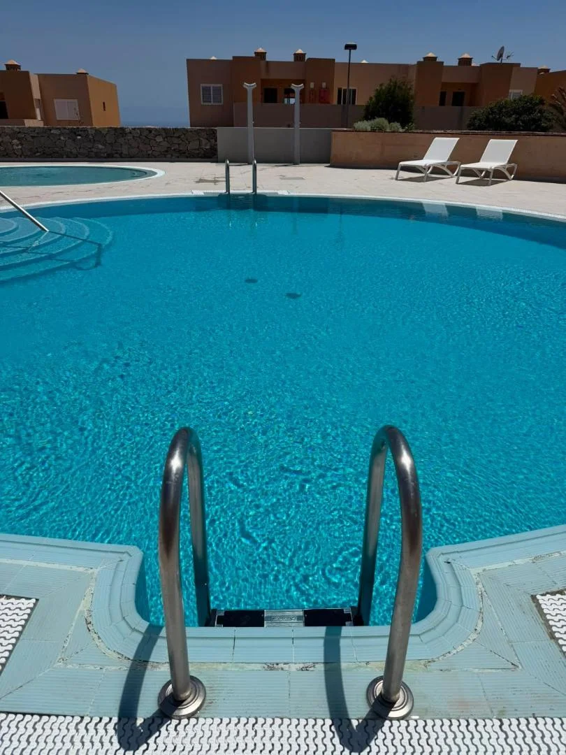 Escalera de la piscina y agua turquesa