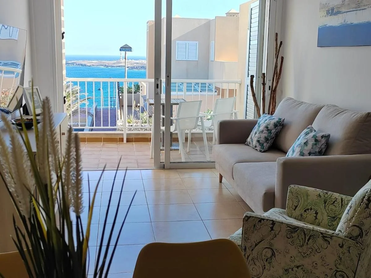 Salón con sofá y vistas al mar